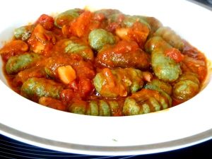 green gnocchis spiruline sauce tomate dressage