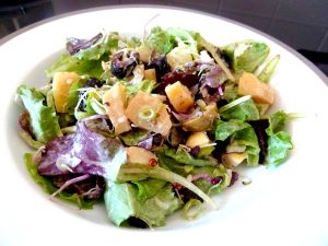 salade aux cebettes et graines germees sauce cajou badiane dresser
