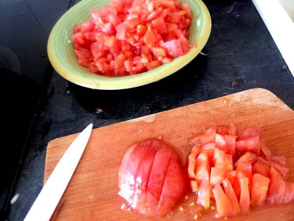 aubergines a la tomate couper