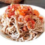 spaghettis-sauce-tomate-tofu-servir