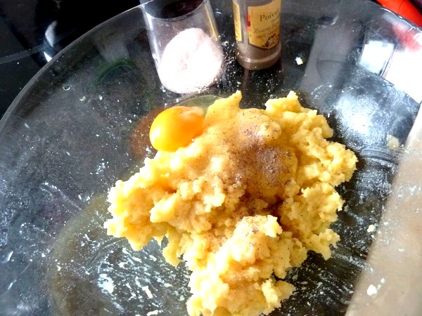 gnocchis pomme de terre à poeler ecraser oeuf assaisonner