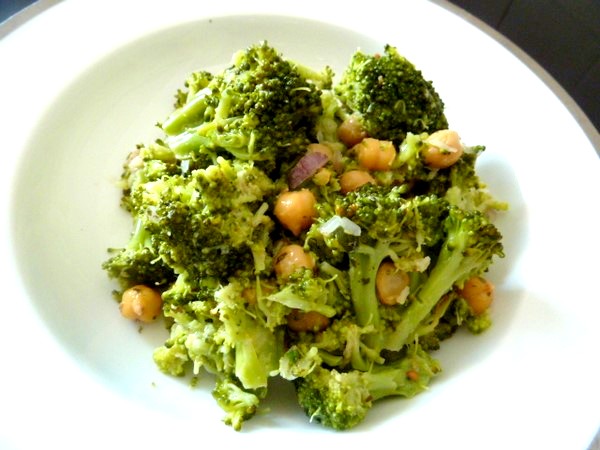 salade-tiede-brocolis-pois-chiches-assiette