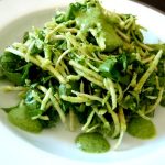 salade-celeri-rave-epinards-servir