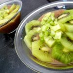 kiwis-sur-compote-poires-raisins-secs-servir