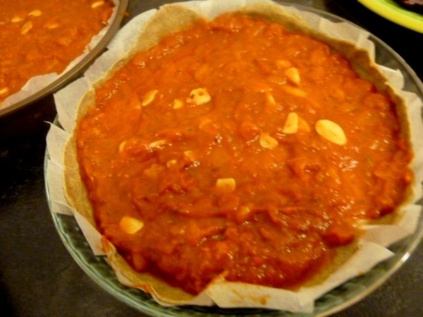 pizza-aux-oignons-grelots-rouges-etaler-sauce