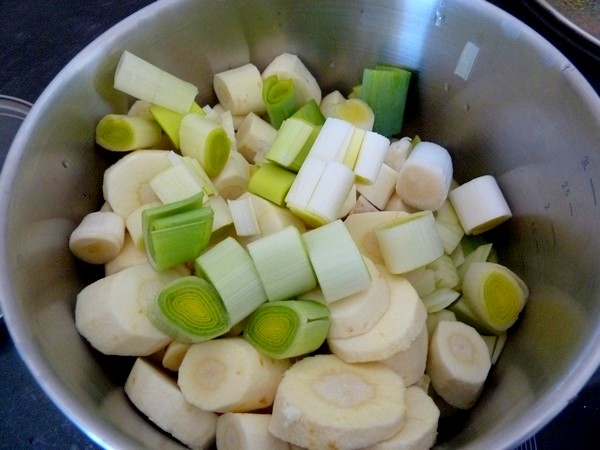 soupe-de-legumes-blancs-marmite-remplie
