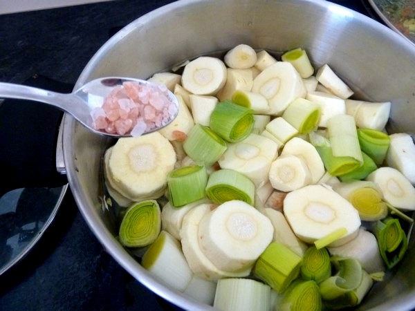 soupe-de-legumes-blancs-couvrir-sel-eau