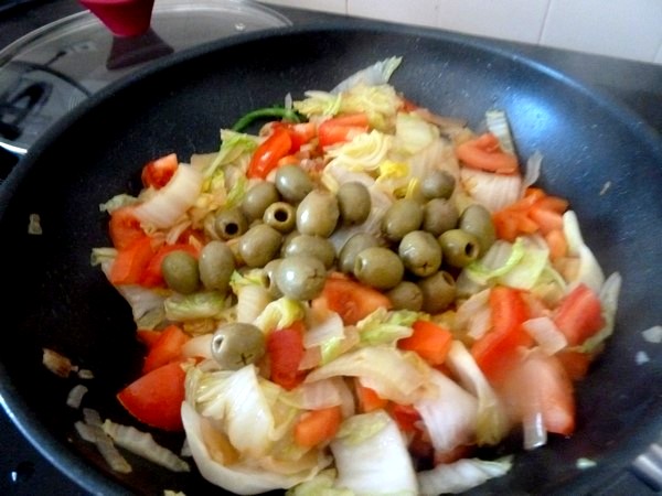 chou chinois et pommes de terre olives vertes
