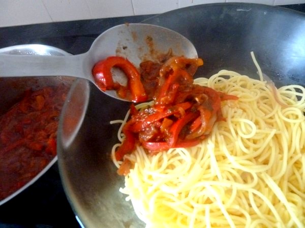 spaghettis aux poivrons et aubergines napper sauce