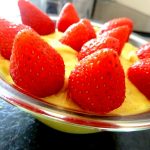 fraises sur mousse à l'orange servir