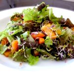 salade crue aux 3 poivrons et graines germees servir