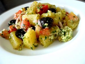 salade pomme de terre tomate tofu servir