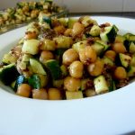 Courgettes aux graines de lin et pois chiches dressage