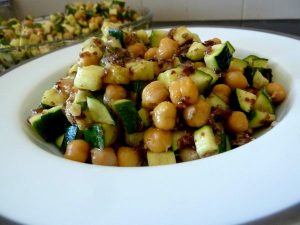 Courgettes aux graines de lin et pois chiches dressage