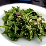 pousses epinards et graines germees aux noix de cajou assiette