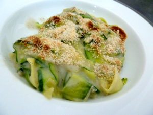 courgettes en lamelles sauce bechamel dresser