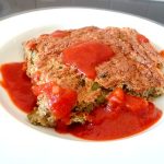 pain de courgettes sauce tomate assiette