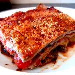 Lasagnes aux aubergines et tomates servir