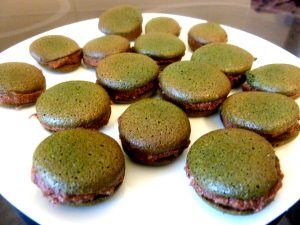 macarons-spiruline-ganache-chocolat-cru-servir