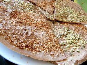 galettes-de-teff-au-chanvre-et-sesame-roti-accompagner-plat