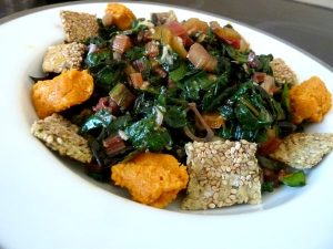 blettes-mi-cuites-croutons-et-fromage-vegan-servir