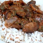 champignons a la tomate et riz sesame servir chaud