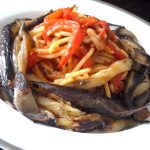 spaghettis aux poivrons et aubergines servir chaud