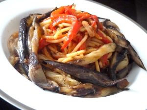 spaghettis aux poivrons et aubergines servir chaud