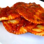 raviolis salade cajou et sauce tomate servir chaud