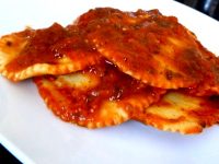 raviolis salade cajou et sauce tomate servir chaud